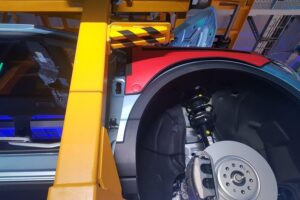 ZF-Logo, Autos in Produktion, Mitarbeiter, Technologie, Zukunft, Automobilindustrie, Zusammenarbeit, Innovation, Sparmaßnahmen.