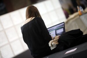 Nutzerin am Computer, symbolisierend Datenkompromittierung und Cybersicherheit durch Operation "Endgame".