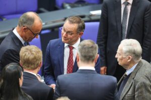 Friedrich Merz erhält Glückwünsche von AfD nach positiven Umfrageergebnissen für CDU und AfD.