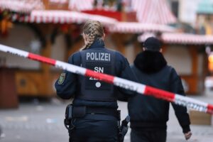Sicherheitsmaßnahmen und Risiken von Weihnachtsmärkten im Fokus der Behörden und Öffentlichkeit.