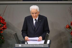 Sergio Mattarella spricht im Bundestag zum Volkstrauertag über Frieden und multilateralistische Zusammenarbeit.