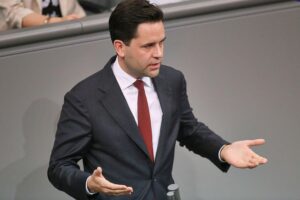 Johannes Winkel spricht auf einer politischen Veranstaltung über den Rentenstreit und Generationengerechtigkeit.