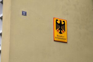 Kampfmittelräumung für BKA-Campus in Wiesbaden beginnt Bagger und Arbeiter bei Kampfmittelräumung im Wiesbadener Ostfeld für BKA-Campus-Vorbereitungen.