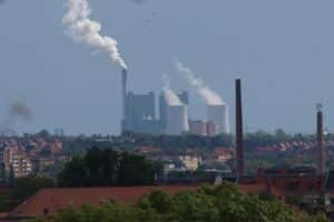 Braunkohlekraftwerk symbolisiert den Konflikt zwischen fossilen Energieträgern und Klimaschutz.