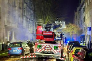 Feuerwehr im Einsatz, Bewohner gerettet, Kellerbrand in Bochum, stark verrauchte Umgebung.