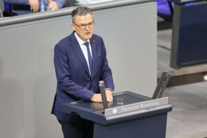 Roderich Kiesewetter kritisiert energisch den US-Friedensplan für die Ukraine in Lemberg.