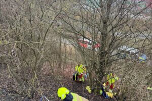 Rettungskräfte bergen bewusstloses Kind nach Mountainbike-Unfall am Haldenabhang in Gelsenkirchen.