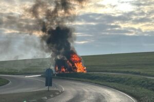 Kleintransporter in Flammen, Feuerwehr löscht Brand, keine Verletzten, technische Ursache vermutet.