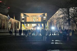 Proteste vor dem Kanzleramt: Unterstützer der Ukraine demonstrieren während wichtiger Koalitionsgespräche.