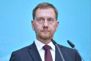 Michael Kretschmer kritisiert Wehrdienst-Modell; fordert gesellschaftliche Diskussion über verpflichtenden Dienst für alle.