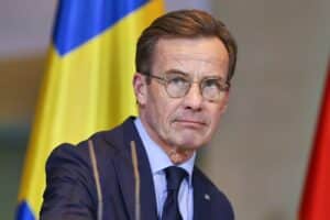 Ulf Kristersson warnt vor Ungeduld des Westens im Ukrainekrieg, fordert europäische Entschlossenheit.