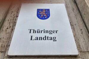 Thüringer Landtag unter dem Slogan "Das grüne Herz Deutschlands", umgeben von kontroversen Diskussionen.