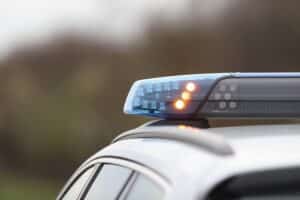 Ein umgestürzter Lkw im Graben, Polizei vor Ort, Bergung mit Kran im Hintergrund.