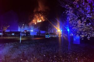 Vollbrand eines leerstehenden Gebäudes, Feuerwehr im Einsatz, mehrere Löschfahrzeuge und Drehleitern.