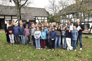 Kinderbuchautorin liest vor, Schüler gestalten Collagen, Bildungspartnerschaft zwischen Museum und Gymnasium.