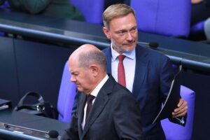 Christian Lindner und Olaf Scholz, zwei Politiker, die nach Koalitionsbruch voneinander entfremdet sind.