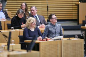 Linke Abgeordnete fordert Anerkennung rechter Gewalt-Todesfälle in Thüringen, symbolische Gerechtigkeit für Angehörige.
