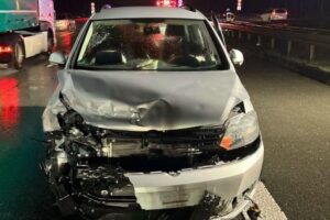 Verunfallter VW auf der Autobahn, Polizei sucht flüchtigen Lkw-Fahrer.