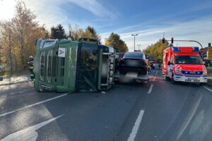 Schwerer Lkw-Unfall in Sprockhövel, Feuerwehr im Einsatz, verletzte Personen, umgekipptes Fahrzeug.