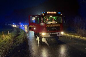 Unfall eines Löschfahrzeugs der Feuerwehr mit verletzten Einsatzkräften auf Segeberger Straße.
