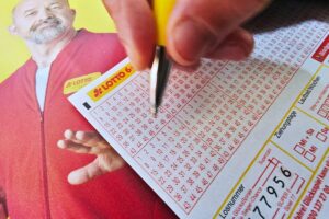 Lotto-Spielschein mit Zahlen und Jackpotinformationen, symbolisch für Glücksspiel und Gewinnchancen.