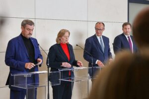 Pressekonferenz zur Einigung über Luftverkehrsentlastungen, Teilnehmer diskutieren Verbesserungen für die Branche.