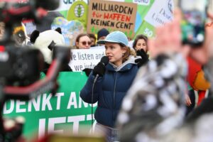 Luisa Neubauer diskutiert Klimaschutz, kritisiert Bequemlichkeit der Bewegung, betont Notwendigkeit ansprechender Erzählungen.