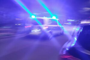 Schwerer Motorradunfall nach Überholmanöver auf dem Ostring Polizei ermittelt nach Steinwurf auf Lkw; gefährliche Verkehrssituationen in der Region Achim.