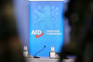 Politiker diskutieren über Verbot der AfD und Wahlrechtsentzug für Björn Höcke in Thüringen.