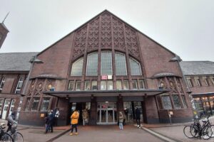 Ein Polizeibeamter am Bahnhof, ein Mann mit Messern und eine gefährliche Situation.