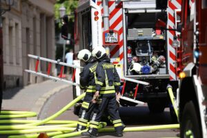 Feuerwehr im Einsatz, Rettungskräfte arbeiten an der Brandbekämpfung in Gladbeck. Smoke, Einsatzfahrzeuge.