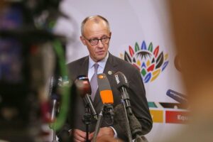 Friedrich Merz diskutiert Ukraine-Konflikt auf G20-Gipfel; europäische Einigkeit für Frieden betont.