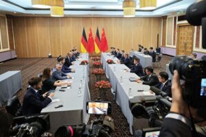Friedrich Merz und Li Qiang bei bilateralen Gesprächen während des G20-Gipfels in Johannesburg.