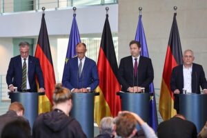 Bundeskanzler Merz diskutiert beim Stahlgipfel über Herausforderungen der deutschen Stahlindustrie in Berlin.