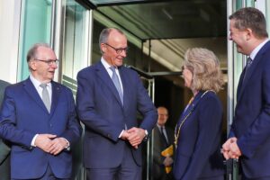 Bundeskanzler Merz beim Besuch in Sachsen-Anhalt, Begrüßung durch Ministerpräsident Haseloff.