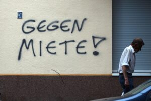 Graffiti mit „Gegen Miete“ an Berliner Hauswand symbolisiert Protest gegen steigende Mietpreise und Wohnungsknappheit.