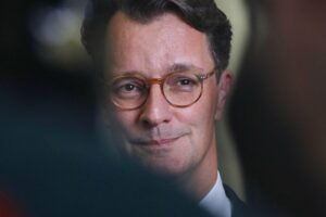 Hendrik Wüst und Tim Walz diskutieren Zusammenarbeit zwischen Nordrhein-Westfalen und Minnesota in Düsseldorf.
