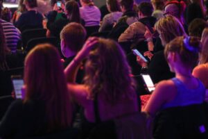 Junge Leute mit Smartphones, moderne Technologie, Bildung, Künstliche Intelligenz, Veränderung des Lernverhaltens.