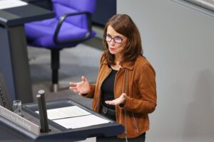 Rita Schwarzelühr-Sutter bei der Verkündung des Verbots von Einweg-E-Zigaretten in Deutschland.