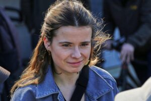 Luisa Neubauer kritisiert Kanzlers Aussagen auf der UN-Klimakonferenz, fordert klare Klimapolitik.