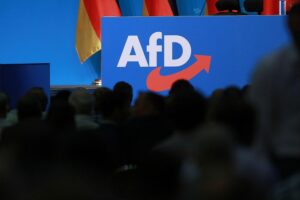 AfD-Logo mit Protesten, junge Menschen, politischen Symbolen, Gießen als Protestort.