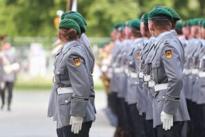 Bundeswehr-Soldaten in Uniform, symbolisieren Reformen der Wehrpflicht und Geschlechtseinträge in Deutschland.