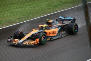 Lando Norris jubelt nach dem Sieg beim Großen Preis von Brasilien, umringt von Teamkollegen.