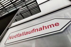 Notfallaufnahme mit Medizinern, die Verletzte mit Stichwunden behandeln. Alarmierende Zunahme gewaltsamer Messerangriffe.