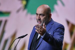Omid Nouripour spricht über politische Herausforderungen und Forderungen seiner Partei in Berlin.