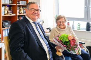 Ursula Stieber feiert 104. Geburtstag mit Bürgermeister Werner Nakot in Oberhausen.