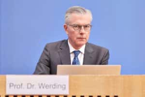 Martin Werding diskutiert Rentenreformen, während politische Spannungen im Bundestag herrschen.
