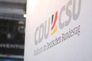Logo der CDU/CSU im Bundestag, symbolisiert politischen Streit um Rentenreform und Generationengerechtigkeit.