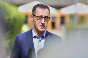 Cem Özdemir kritisiert Bahnprojekt Stuttgart 21: Verzögerungen und technische Probleme werden thematisiert.