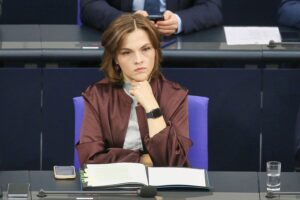 Elisabeth Kaiser spricht über Vermögensunterschiede zwischen Ost- und Westdeutschland in Berlin.